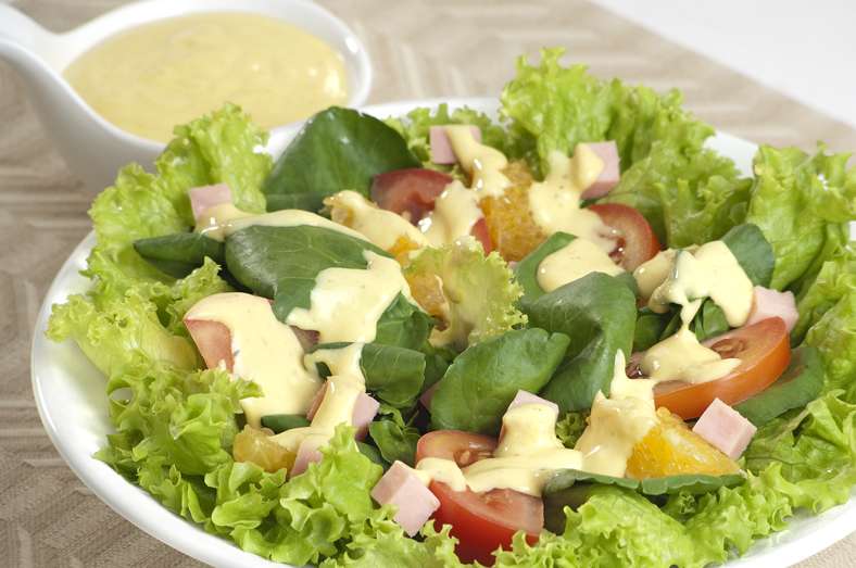 foto de salada com molho de mostarda